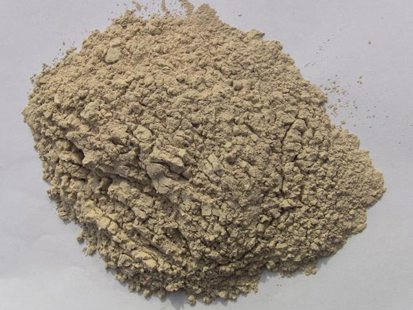 礬土性質(zhì) 礬土主要成分是氧化鋁，為煉鋁和耐火材料的主要原料。白色或灰白色，因含鐵而呈褐黃或淺紅色。密度3.45g/cm3，硬度1～3，不透明，質(zhì)脆。極難熔化，不溶于水，能溶于硫酸、氫氧化鈉溶液。 地區(qū)分布 中國鋁土礦資源比較豐富，在全國18個省、自治區(qū)、直轄市已查明鋁土礦產(chǎn)地205處，其中大型產(chǎn)地72處（不包括臺灣），主要分布在山西、山東、河北、河南、貴州、四川、廣西、遼寧、湖南等地。 投資前景 1.可用于煉鋁工業(yè)。用于國防、航空、汽車、電器、化工、日常生活用品等。 2.可用于精密鑄造。礬土熟料加工成細(xì)粉做成鑄模后精鑄。用于軍工、航天、通訊、儀表、機(jī)械及醫(yī)療器械部門。 3.可用于耐火制品。高鋁礬土熟料耐火度高達(dá)1780℃，化學(xué)穩(wěn)定性強(qiáng)、物理性能良好。 4.硅酸鋁耐火纖維。用于鋼鐵、有色冶金、電子、石油、化工、宇航、原子能、國防等多種工業(yè)，消防人員可用耐火纖維布做成衣服。 5.制造礬土水泥、研磨材料、陶瓷工業(yè)以及化學(xué)工業(yè)可制鋁的各種化合物。 鋁礬土磨粉制備 鋁礬土粉是選用煅燒過的熟鋁礬土礦石用雷蒙磨加工制成的細(xì)粉，粒度通常為100目-325目，在耐火材料行業(yè)得到了廣泛的應(yīng)用。通常加工的流程為先經(jīng)顎式破碎機(jī)進(jìn)行破碎，然后篩分進(jìn)入鋁礬土雷蒙磨或鋁礬土超細(xì)磨粉機(jī)中，進(jìn)行鋁礬土粉制備，使其應(yīng)用更加廣泛。